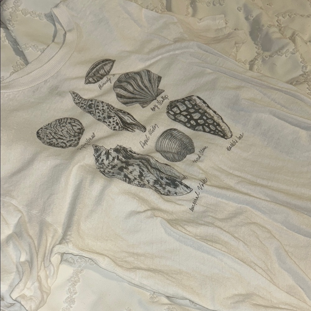 American Eagle White T-Shirt with Shell Print